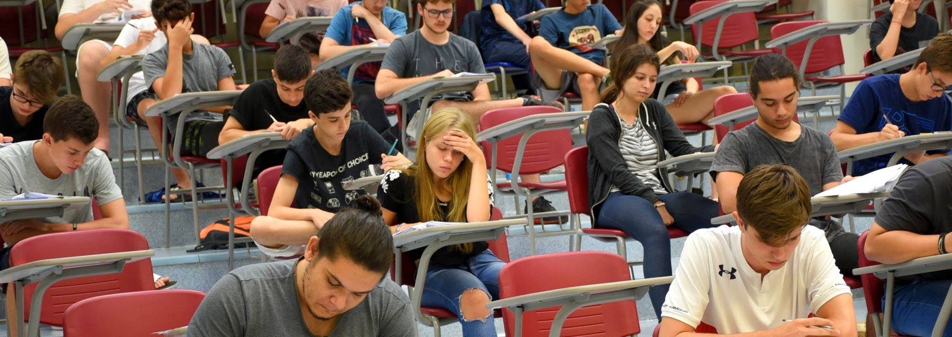Acompanhado do crescimento geral de candidatos, houve aumento também de vários índices sociais. Os grupos de estudantes beneficiados pela isenção da taxa de inscrição e o de estudantes oriundos de escolas públicas cresceram candidatos realizam provas do Vestibular 2020