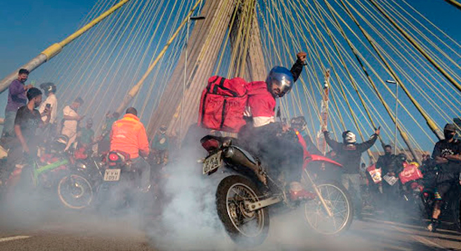 Limite para as desigualdades vai ser dado pelas lutas sociais, diz Ricardo Antunes. Foto: Rafael Vilela audiodescrição: fotogradia colorida de manifestação de trabalhadores de aplicativos de entrega, que estão em cima de motos
