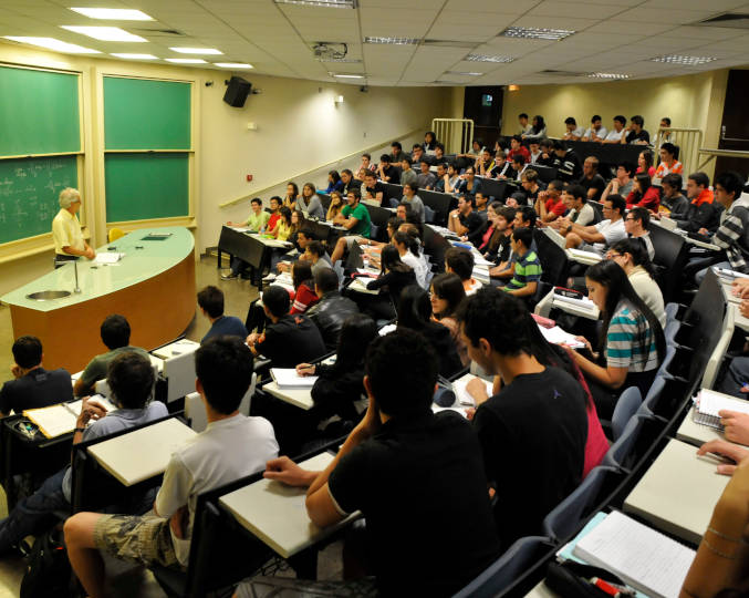 foto mostra uma sala de aula do ciclo básico da unicamp cheia de alunos com o professor à frente
