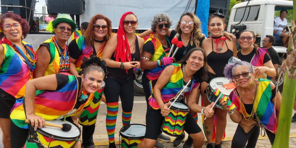 foto mostra mulheres do grupo de percussão do gami