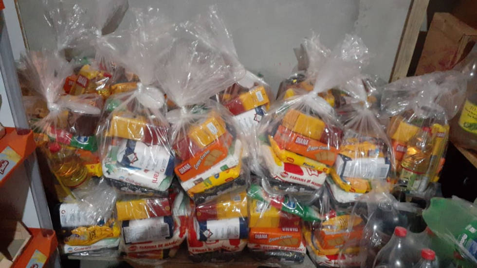 foto mostra cestas básicas doadas em florianópolis