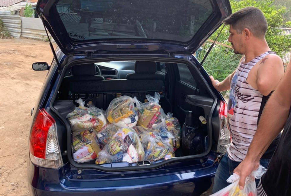 Primeira etapa da campanha arrecadou 340 cestas básicas em Florianópolis (SC) foto mostra porta malas de carro aberto com cestas básicas dentro