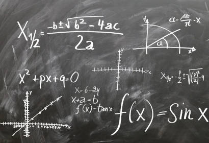 Fórmula matemática descrita em lousa 