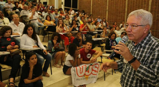 Olival em uma aula presencial na UFBA