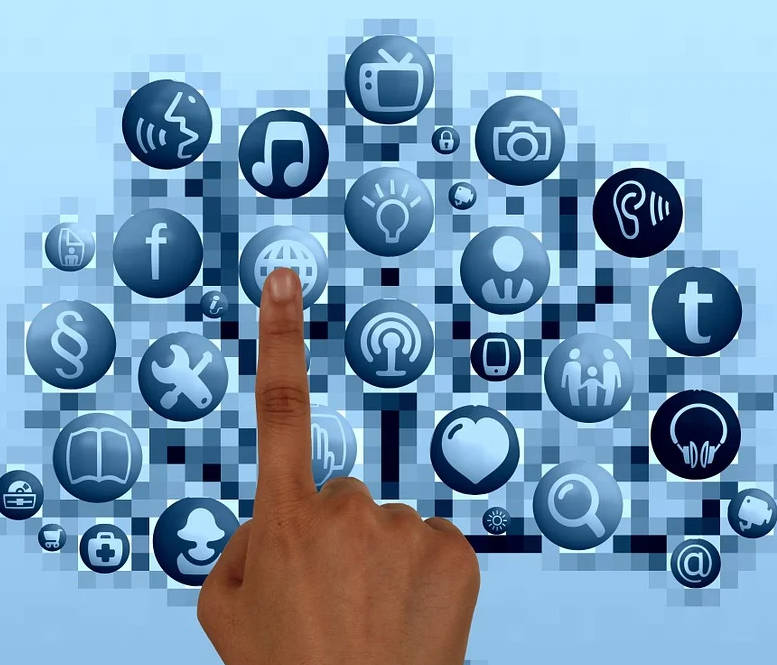 imagem de um dedo apertando vários ícones de ferramentas de tecnologia, exemplo, música, televisão, rede social