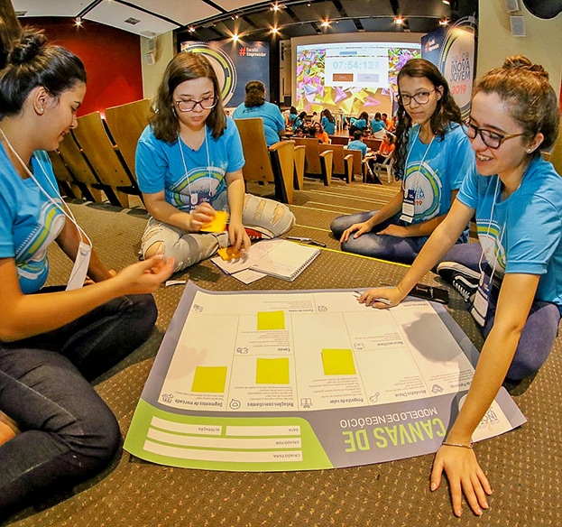 Estudantes de ensino médio durante provas presenciais em 2019 : A 7a Edição da competição de empreendedorismo recebeu inscrições de 136 equipes e mais de 500 alunos Estudantes de ensino médio durante provas presenciais em 2019