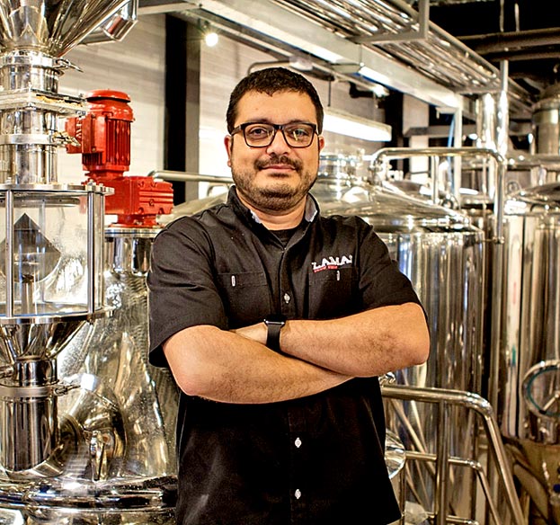 David Lamas, novo presidente do grupo Unicamp Ventures, rede de relacionamento das empresas-filhas da Universidade David Lamas em frente a equipamento de sua empresa Lamas Corp