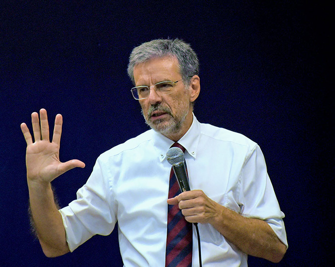 foto mostra o prof brito cruz falando ao microfone