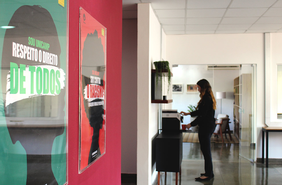 Nova sede da DeDH conta com espaços de trabalho, leitura, biblioteca e mini-galeria de fotos foto mostra espaço da sede da diretoria de direitos humanos