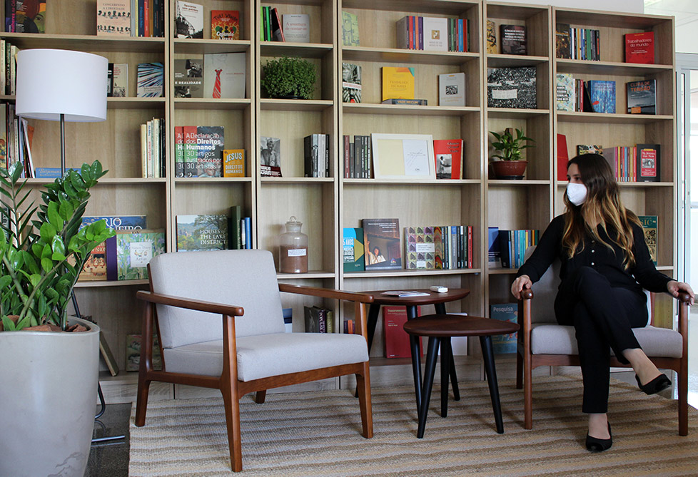 Nova sede da DeDH conta com espaços de trabalho, leitura, biblioteca e mini-galeria de fotos foto mostra espaço da sede da diretoria de direitos humanos