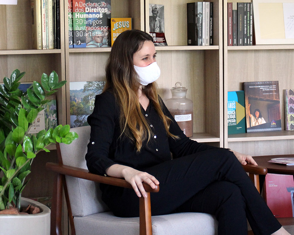 Espaço no Ciclo Básico I tem a finalidade de aproximar comunidade da Diretoria. Em entrevista, diretora executiva faz balanço de realizações e projeta ações futuras foto mostra espaço com uma estante de livros, duas poltronas e uma moça sentada em uma das poltronas