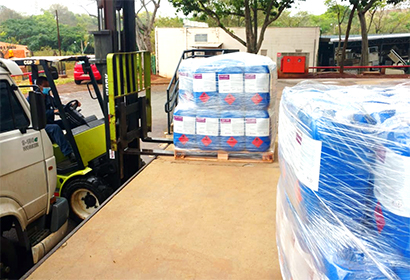 Agência Nacional de Vigilância Sanitária (Anvisa) autorizou a distribuição do novo produto na área da saúde Servidores do HC descarregam doação do novo produto sanitizante