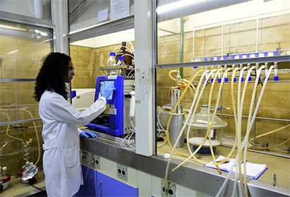 foto mostra cientista manuseando equipamentos em um laboratório