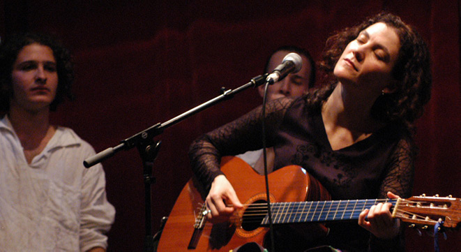 Pesquisadora de pós-doutorado na Unicamp, artista integra programação organizada pelo Brazil LAB, da Universidade Princeton (foto: Verizon Music Festival) foto mostra beatriz azevedo sentada em um banco, ao violão