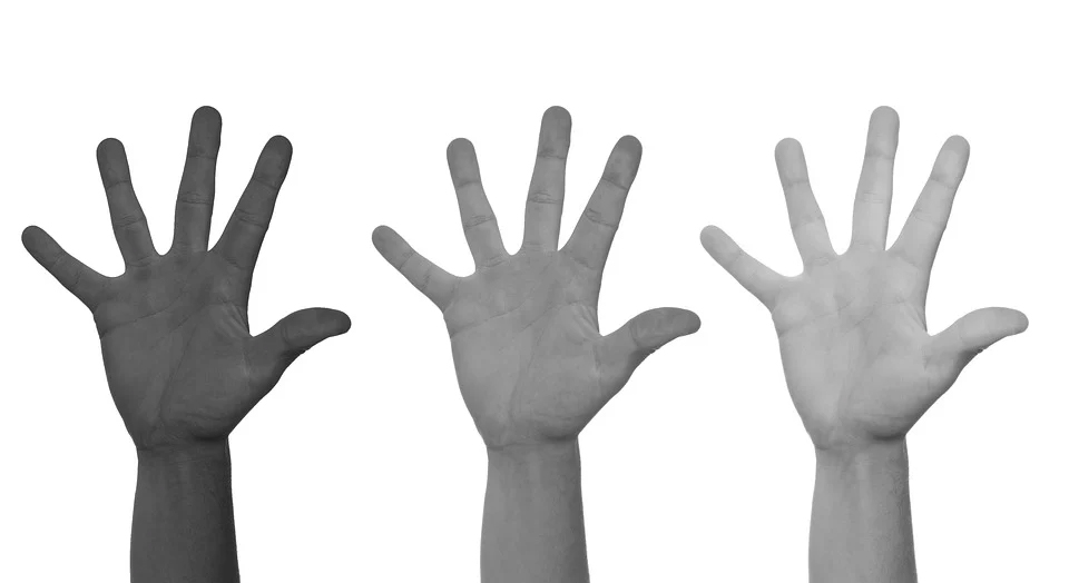 três mãos levantadas 