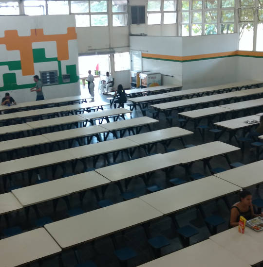 Foto do Restaurante Universitário vazio no início da pandemia