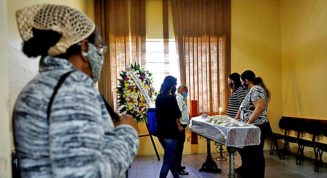 Parentes e amigos no funeral de João Alberto Silveira Freitas, assassinado por seguranças do Carrefour em Porto Alegre, Rio Grande do Sul, no dia 19 de novembro | Foto: Diego Vara/Reuters