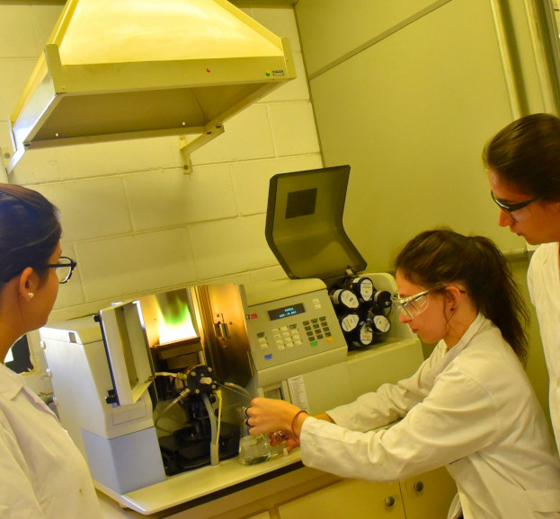 Pesquisadores em laboratório manipulam amostras e equipamentos
