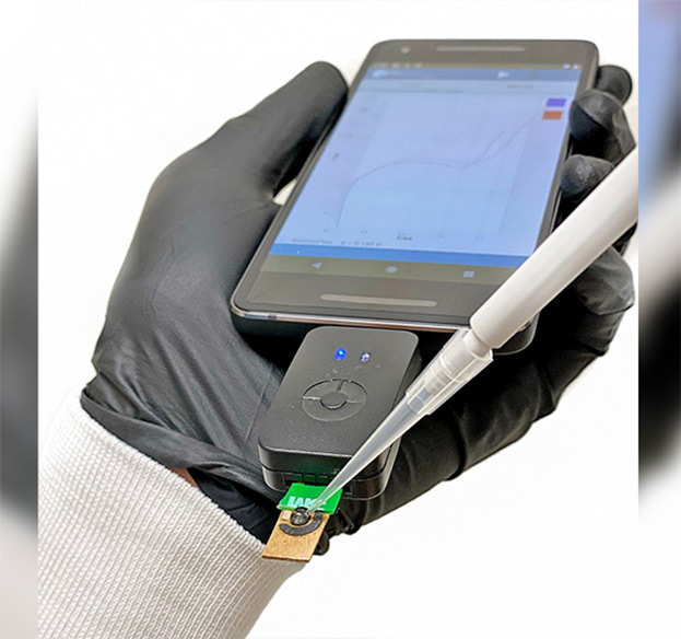 O biossensor portátil utiliza eletrodos impressos em papel ou placas poliméricas que são modificados com elementos para o reconhecimento do vírus, SARS-CoV-2, e podem ser operados diretamente no celular O biossensor portátil utiliza eletrodos impressos em papel ou placas poliméricas que são modificados com elementos para o reconhecimento do vírus, SARS-CoV-2, e podem ser operados diretamente no celular