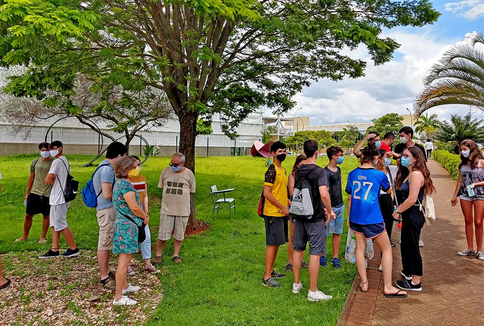 fotos mostram candidatos do vestibular durante a primeira fase com máscaras