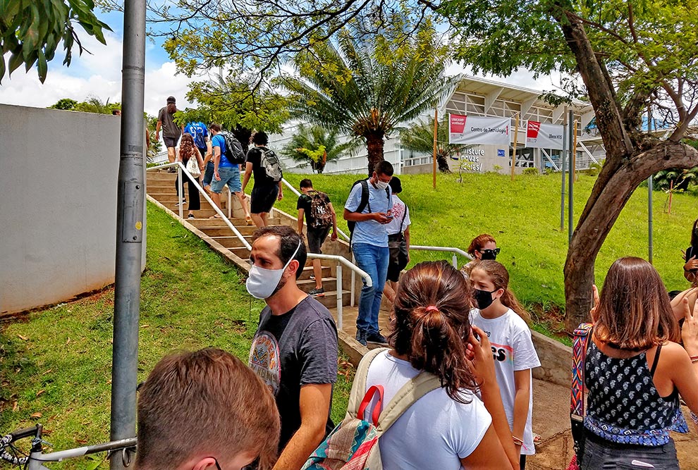 fotos mostram candidatos do vestibular durante a primeira fase com máscaras