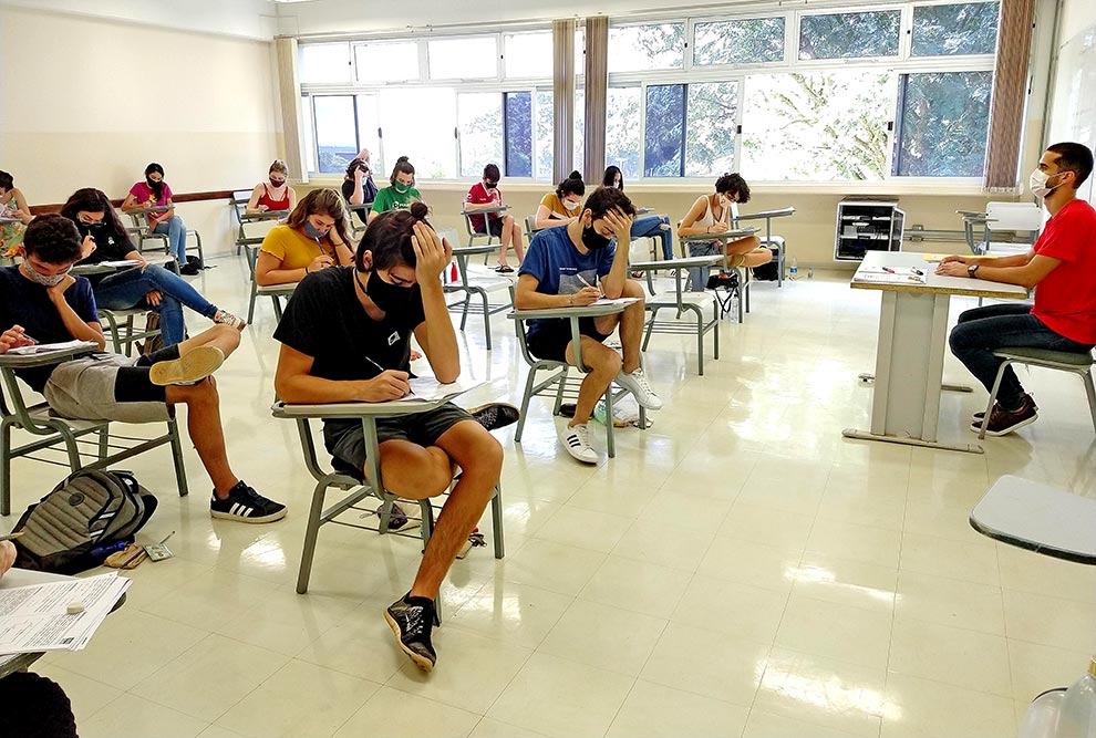 fotos mostram candidatos do vestibular durante a primeira fase com máscaras