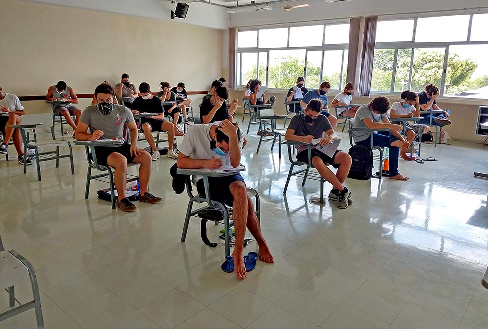 Unicamp realiza provas do primeiro dia do Vestibular 2021 com sucesso fotos mostram candidatos do vestibular durante a primeira fase com máscaras