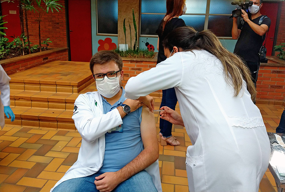 fotos mostram o início da vacinação contra o coronavírus na unicamp