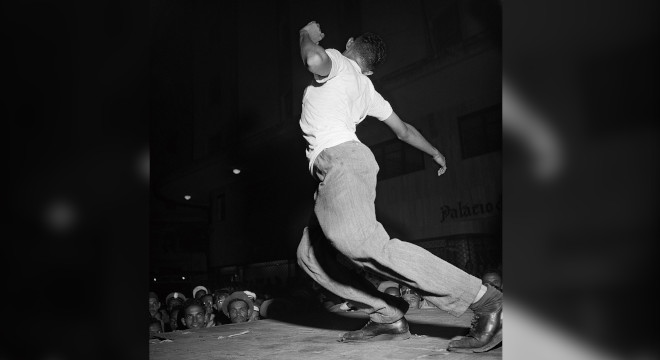 Dançarino de Frevo, Recife, 1950. Reportagem "O frevo sensacional", O Cruzeiro, ano XXII, n.22, 18.3.1950. Foto de Peter Scheier / Acervo IMS