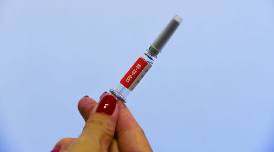 Vacinação contra a Covid-19 está sendo realizada no Cecom, das 8 as 21:30h, durante os dias úteis e finais de semana