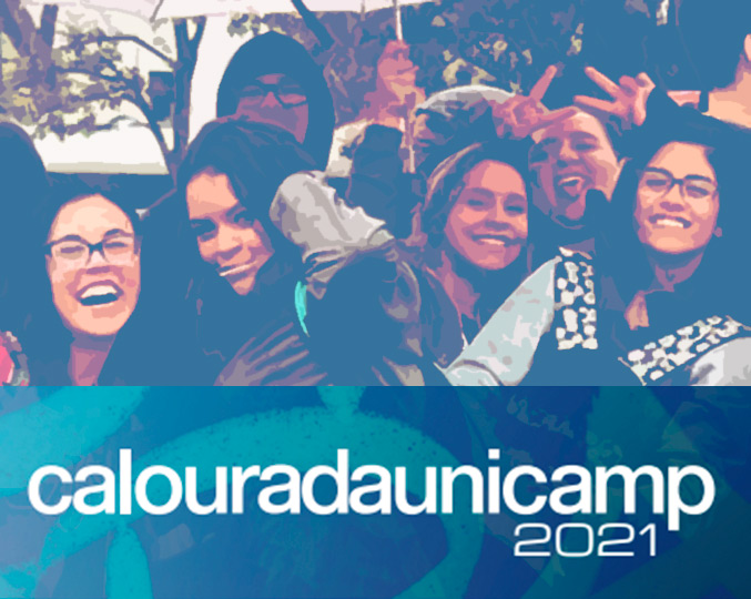 audiodescrição: fotografia colorida com estudantes sorrindo e com a logo da calourada unicamp de 2021
