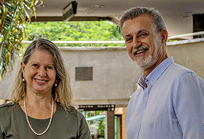 foto mostra luiza moretti e tom zé na entrada do ciclo básico da unicamp