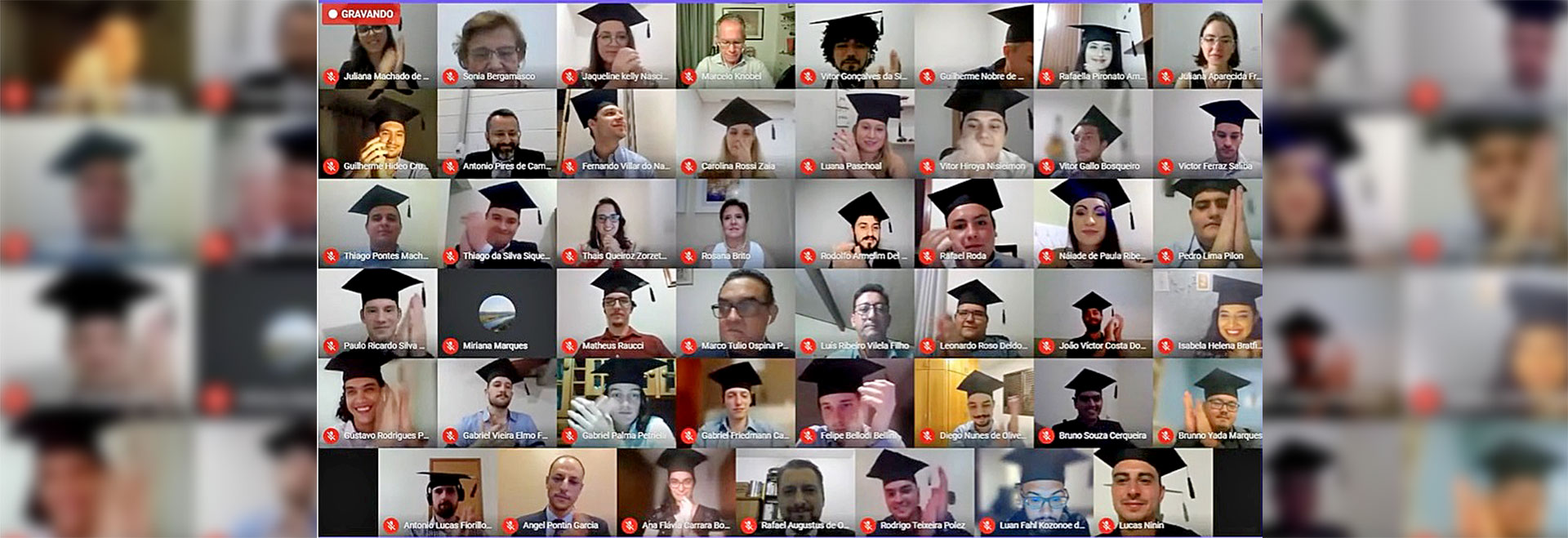 foto mostra alunos de capelo em cerimônia virtual de colação de grau