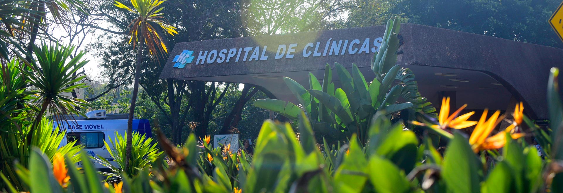 HC abre novos leitos Covid e contrata novos profissionais de saúde audiodescrição: fotografia colorida da fachada do HC