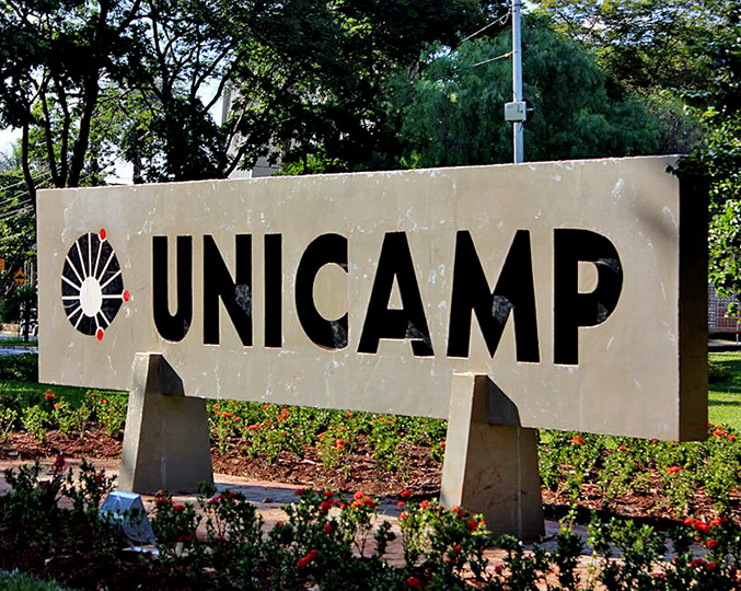 audiodescrição: fotografia colorida de placa de entrada da unicamp, com o nome da universidade 