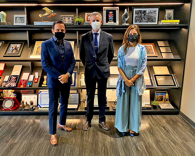 audiodescrição: fotografia colorida do governador de são paulo, joao doria, com professor tom zé a patricia ellen, secretária de desenvolvimento do estado