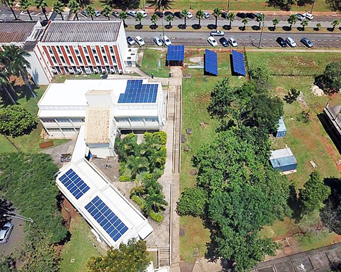 foto mostra placas de energia fotovoltaica sobre edifícios da unicamp