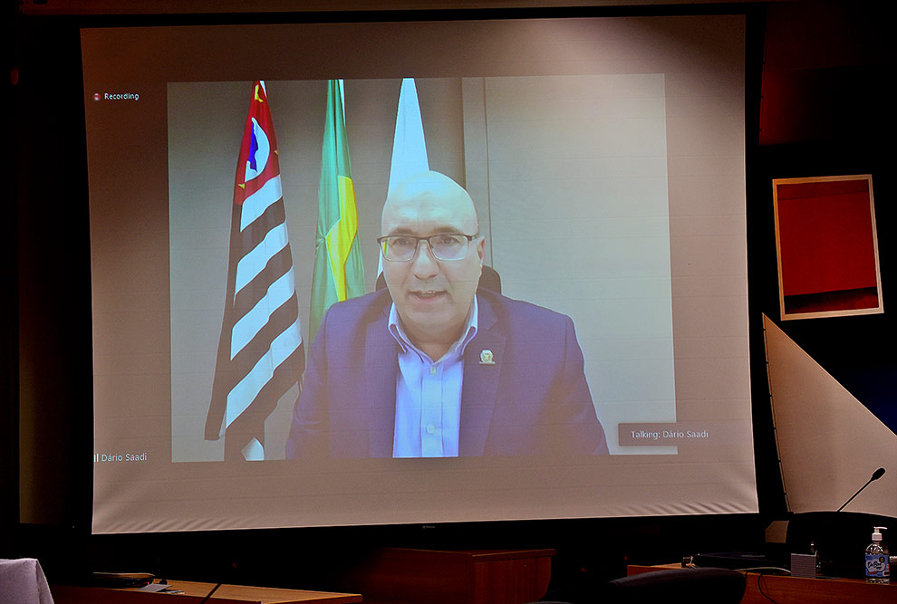 foto mostra o prefeito de campinas dário saadi falando em vídeo projetado em telão