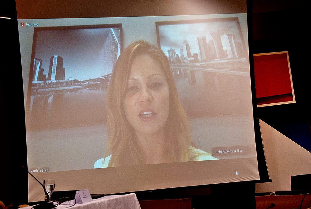 foto mostra a secretária de desenvolvimento econômico patrícia ellen falando em vídeo projetado em telão