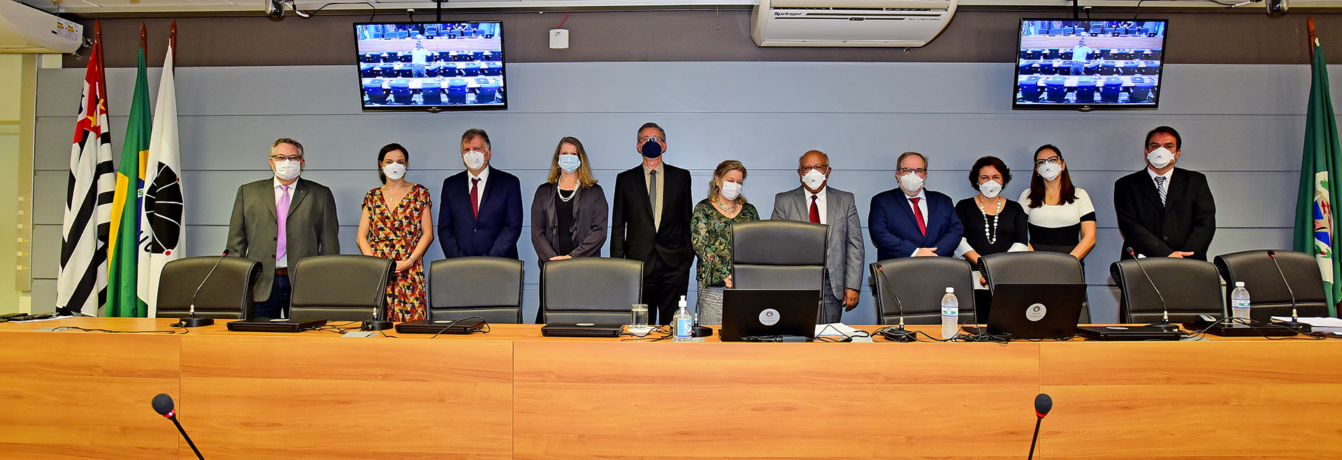 Nova equipe estará à frente da Universidade na gestão 2021-2024 foto mostra composição da nova gestão da unicamp na sala do conselho universitário