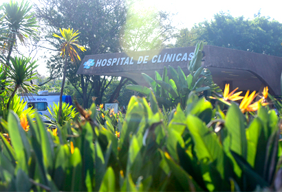 audiodescrição:fotografia colorida de fachada do hospital de clínicas da unicamp