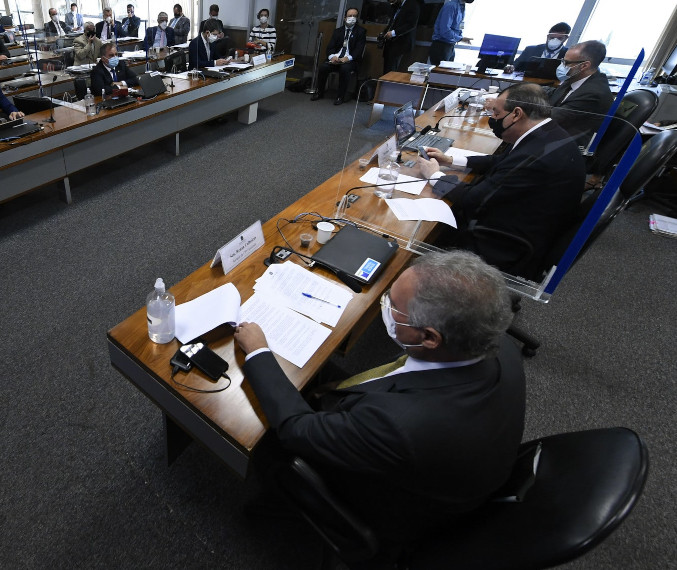 Instalada pelo Senado em abril, CPI da Covid-19 apura supostas omissões e irregularidades do governo federal na gestão da pandemia (foto: Edilson Rodrigues/Agência Senado) foto mostra mesa diretora da CPI da covid-19 realizada no senado