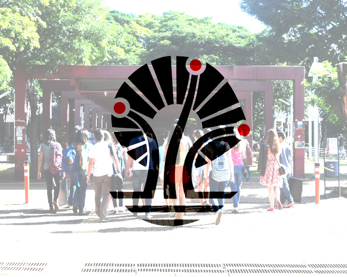 Associação Patronos desenvolve projetos de apoio a iniciativas extracurriculares e oferece mentorias a estudantes imagem mostra foto e, marca d'água com alunos de costas, caminhando em direção do restaurante universitário da unicamp, e sobre ela a logomarca da associação patronos, uma árvore estilizada onde a copa é o logo da unicamp