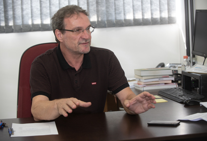 Mandato compreende o quadriênio 2021-2025. Novo diretor contará com o auxílio do docente Emilson Pereira Leite que assume o cargo de diretor associado Mandato compreende o quadriênio 2021-2025. Novo diretor contará com o auxílio do docente Emilson Pereira Leite que assume o cargo de diretor associado