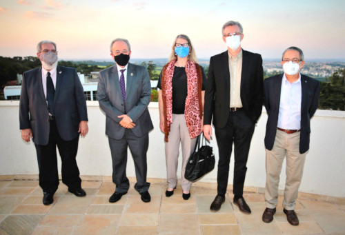 Da esquerda para direita: Pe. José Benedito de Almeida David (vice-reitor PUC), Germano Rigacci Júnior (reitor PUC), Maria Luiza Moretti (coordenadora geral Unicamp), Antonio José Meirelles (reitor Unicamp) e Mariano Laplane (assessor da Reitoria Unicamp) foto mostra os dirigentes da PUC Campinas e da Unicamp