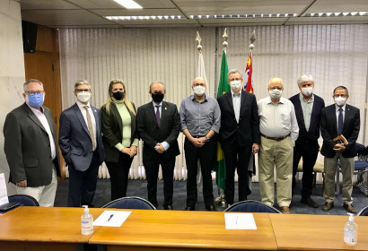 Gestores discutiram continuidade do projeto do HIDS e outras parcerias foto mostra membros da reitoria da unicamp e da prefeitura de campinas posando para uma foto, enfileirados, na prefeitura de campinas
