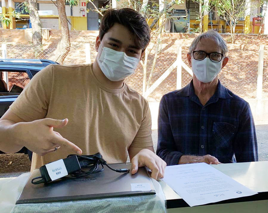 Equipamentos foram adquiridos com recursos extraorçamentários do Serviço de Apoio ao Estudante (SAE) (foto: Dora Kassisse) fotos mostram alunos que receberam computadores emprestados. eles seguram caixas e usam máscara