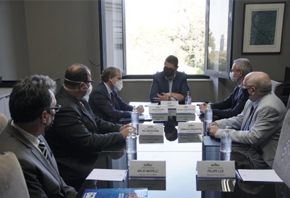 Secretário da Casa Civil recebeu o reitor Antonio José Meirelles e o diretor executivo da Área da Saúde Oswaldo Grassiotto em seu gabinete 