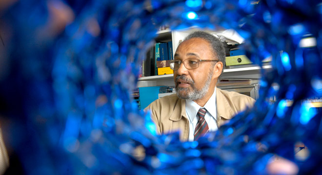 Colegas enaltecem a trajetória do acadêmico de origem humilde que foi o primeiro aluno negro do Instituto de Química Colegas enaltecem a trajetória do acadêmico de origem humilde que foi o primeiro aluno negro do Instituto de Química