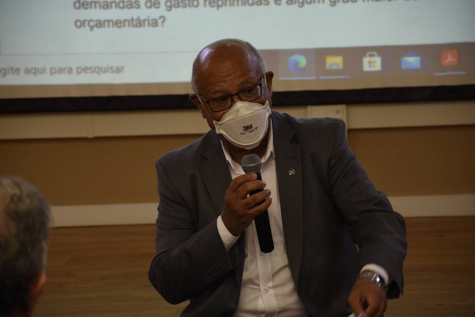 Pró-reitor de Extensão e Cultura, Fernando Coelho. O encontro foi organizado de forma que as pró-reitorias pudessem apresentar suas propostas individuais e as formuladas em reuniões entre os setores Pró-reitor de Extensão e Cultura, Fernando Coelho. O encontro foi organizado de forma que as pró-reitorias pudessem apresentar suas propostas individuais e as formuladas em reuniões entre os setores